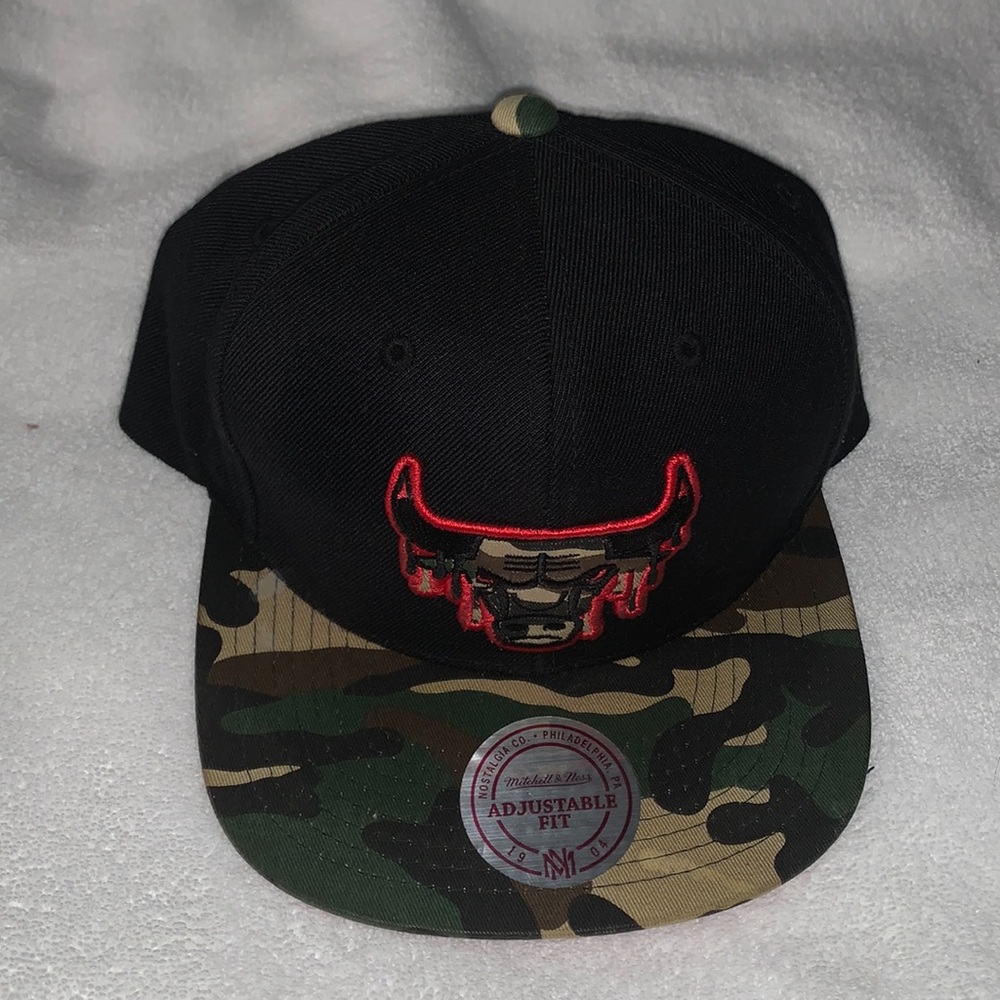 Mitchell & ness Chicago bulls HAT!!